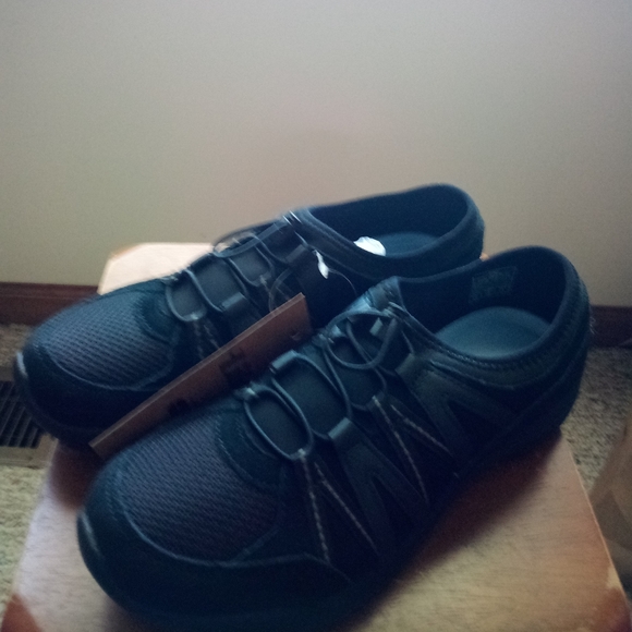 📚 Lila Shoes For Crews Sneakers - Picture 2 of 7